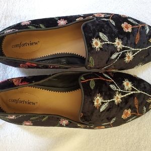 11w ComfortView Shoe with Flower Suede Design
